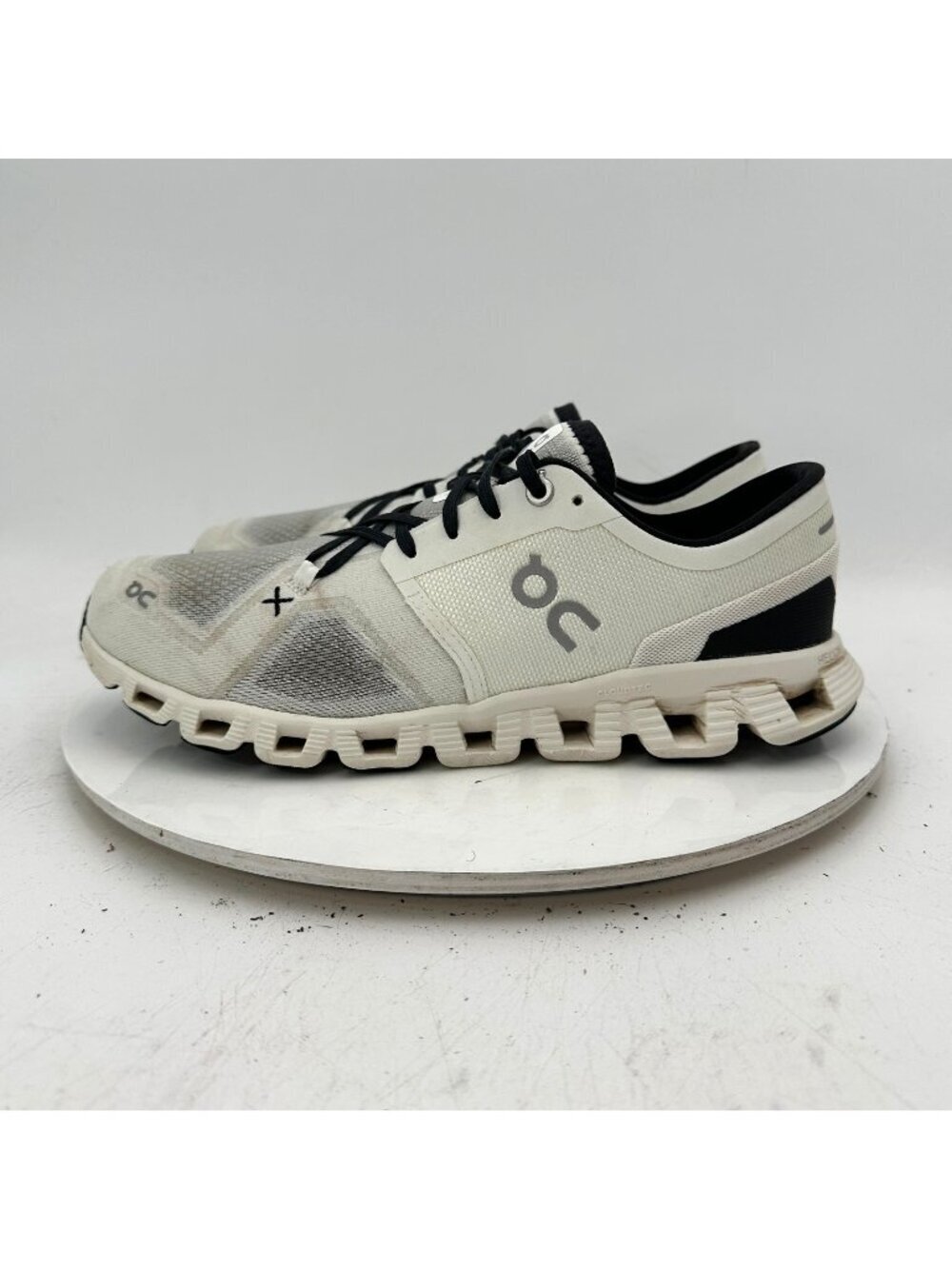 On Cloud X 3 Swiss Engineering Women Size 10 60.98697 White Black Shoes
